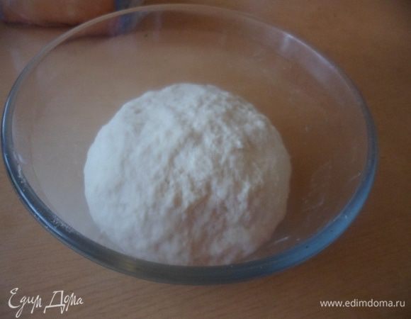 В теплую воду добавить соль, сахар и размешать. Добавить дрожжи и дать постоять пару минут. Затем добавляем оливковое масло и постепенно муку. Замешиваем мягкое тесто, но чтобы не липло к рукам. Накрыть тесто полотенцем и убрать в теплое место, оставить подниматься 40-50 минут.