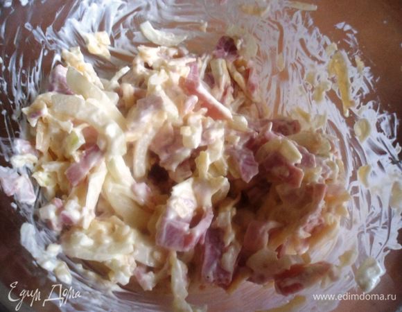 Перемешиваем крем-фреш с яйцом, добавляем бекон, сыр, лук. Все это солим, перчим и добавляем мускатный орех, хорошо перемешиваем