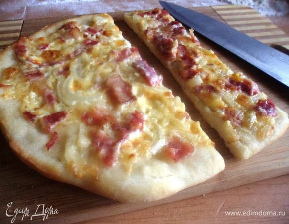 Подаем пирог горячим, нарезав на куски. Приятного аппетита!!!