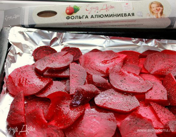 Свеклу тщательно вымыть и почистить, нарезать кружочками и выложить на противень с фольгой. Соль истолочь с черным перцем и присыпать этой смесью свеклу.  Поставить противень в духовку и запекать до готовности минут 30-40. Нарезать лук-порей, луковицу и сельдерей, добавить душистый перец, залить холодной водой и сварить бульон. 