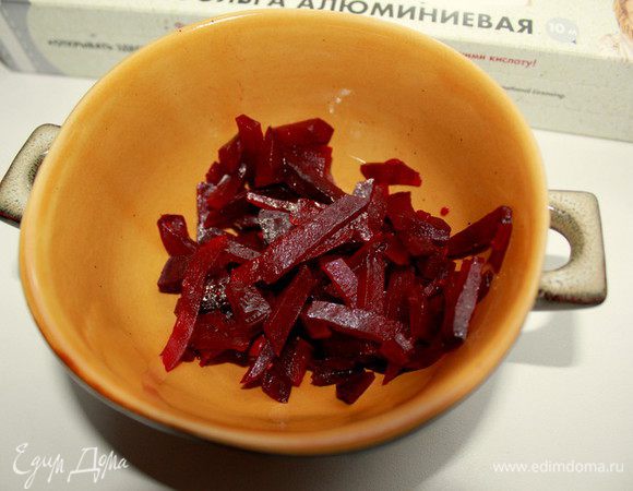 Испеченную свеклу нарезать тонкими полосками, выложить на дно суповой тарелки. В готовый бульон добавить немного лимонного сока, укроп, соль и перец. Залить бульоном свеклу и добавить сметану. 