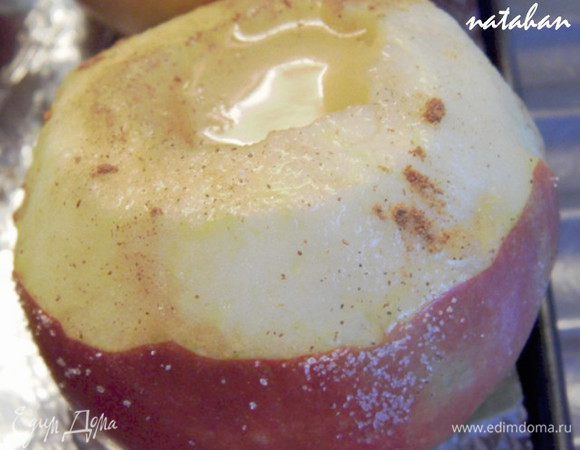 В блюдце смешайте сахар с корицей и обмакните в эту смесь каждое яблоко очищенной стороной. Выложите в углубление каждого яблока по 1 ч. л. меда.