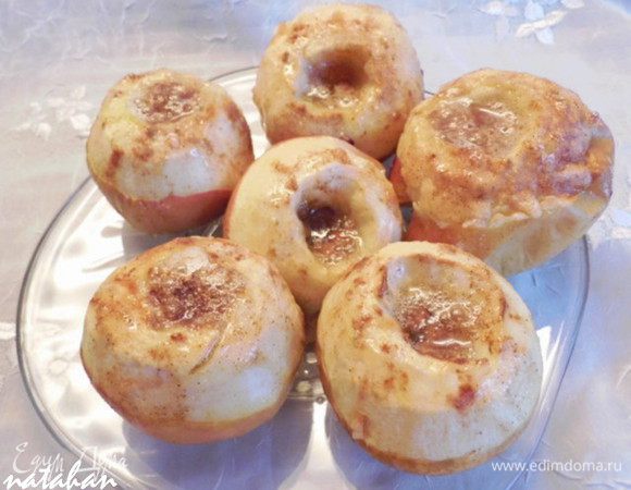 Достаньте из духовки противень и сразу же переложите горячие яблоки на тарелку. Фольгу уберите, а противень помойте, пока не застыла карамель.