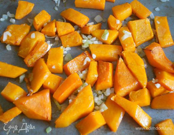 В разогретой до 180-200* С духовке запечь тыкву, чуть сбрызнув оливковым маслом, в течении 20 мин. Затем добавить лук, чеснок, специи и соль и снова поместить в духовку примерно на 5-10 мин до мягкости тыквы. Готовую тыкву немного остудить и пюрировать в блендере.