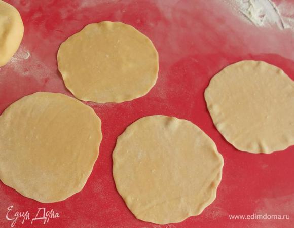  Дальше рекомендуется прокатать их через специальную машину, но не у всех она есть, поэтому будем пользоваться скалкой. Из каждого кружочка нужно получить тонкий диск примерно 13 см в d.