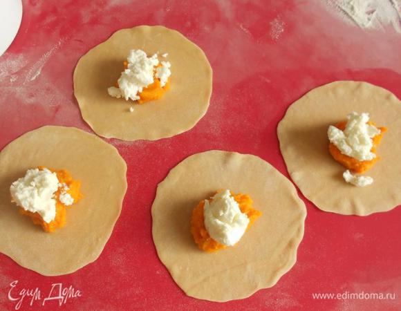 В центр диска положить 1 ч. л. тыквенного пюре и сверху 1 ч.л. козьего сыра.