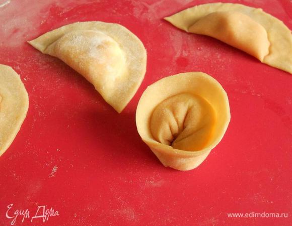 Отступив от начинки 1,5-2 см, обрезать излишки теста. Если края получились и так ровные, можно пропустить этот пункт.
Смазать яйцом один из противоположных уголков, соединить их вместе и плотно прижать, т.е. придать им традиционную форму .