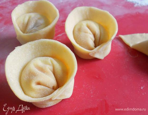 Бросить в кипящую подсоленную  воду и варить в течение 6 минут.