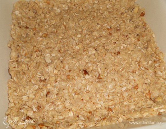 Тестом выложить дно и бока формы, придавливая, тонким слоем.  