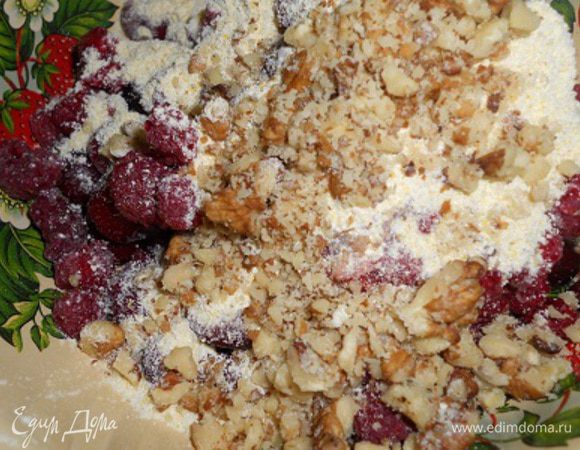 В ягоды (у меня вишня и малина) добавить кукурузную муку, орехи, размягченное масло, перемешать.