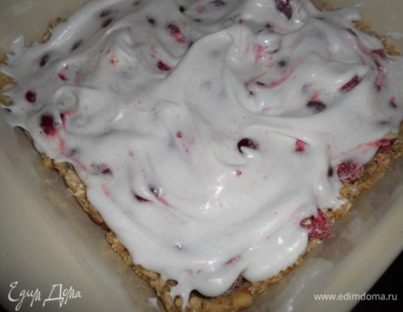 Сверху на ягоды выложить слой взбитых белков, выпекать при т.165 гр. около 30 мин.