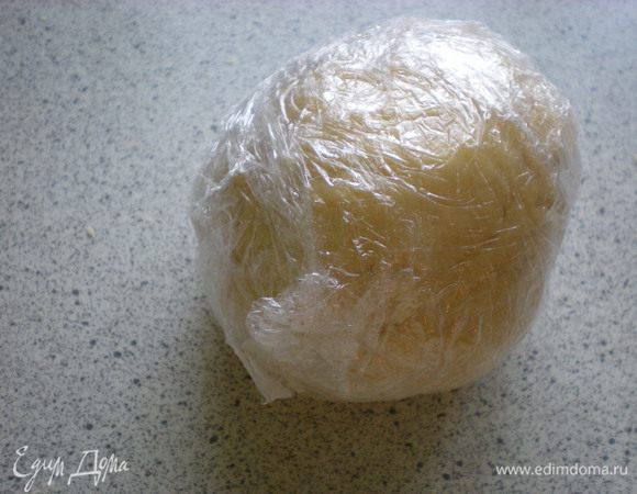 Сначала замешивать вилкой. Как только тесто слегка загустеет, продолжать замешивать пальцами, а затем всей ладонью. Готовое тесто завернуть в пищевую пленку и оставить "отдыхать" 30-40 минут.