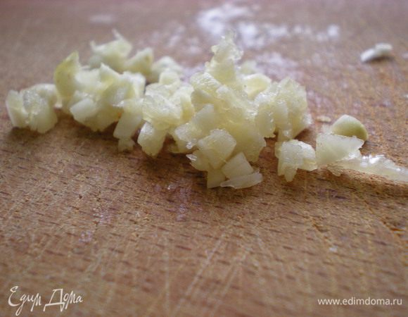 Начинка. Чеснок очистить и измельчить.