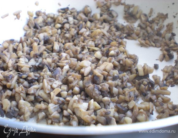 Обжарить сначала чеснок для обогащения вкуса на сливочном масле, а затем грибы. Посолить солью. Я использовала соль Червии, получился идеальный вкус.