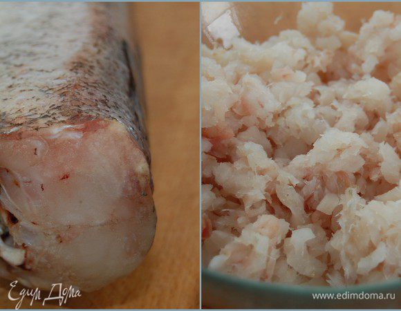 Если у вас готовое рыбное филе, процесс приготовления котлет будет очень быстрым. У меня же была мороженая треска, поэтому пришлось сначала отделить мясо от костей.<br />
Филе мелко порубите ножом. Никаких блендеров и мясорубок, рубленое мясо намного вкуснее! Если во время разморозки рыба выделила много жидкости, филе нужно отжать.