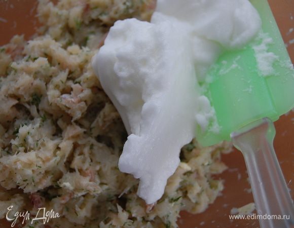 Аккуратно перемешивая, добавьте белки к основной массе.