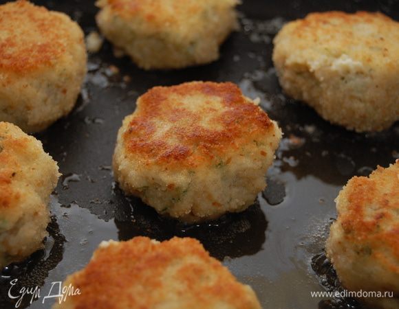 Сформируйте небольшие котлетки, обваляйте в панировочных сухарях и обжарьте на среднем огне до золотистой корочки. Затем переверните, уменьшите огонь до минимального, накройте крышкой и жарьте до готовности.