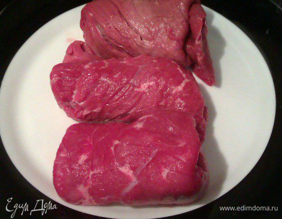 У нас продаются такие мясные рулетики для наполнения их начинкой. Если у Вас таких нет, то нужно очень тонко нарезать мясо поперек волокна.