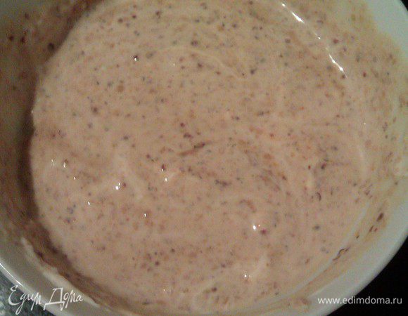 Смешиваем сметану с горчицей.