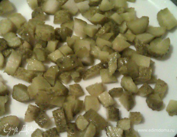 Нарезаем корнишоны.