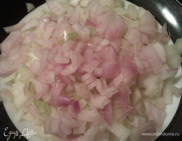 Нарезаем лук.