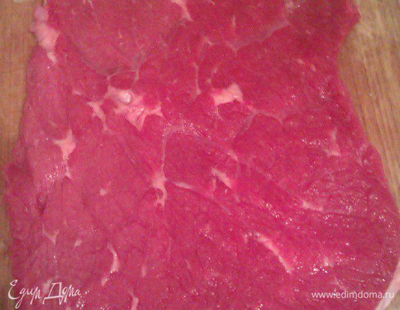 Берем 1 рулетик, разворачиваем. Втираем соль и перец.