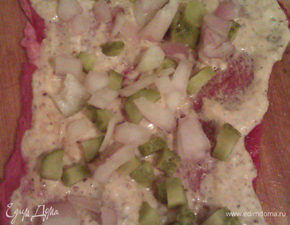 Смазываем горчичным соусом. Посыпаем корнишонами и луком (не бойтесь, здесь нужна только часть лука, остальной идет в соус)