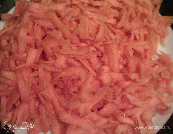 Обжариваем рулеты на сильном огне около 5 мин, чтобы появилось корочка. Тем временем натираем морковь.