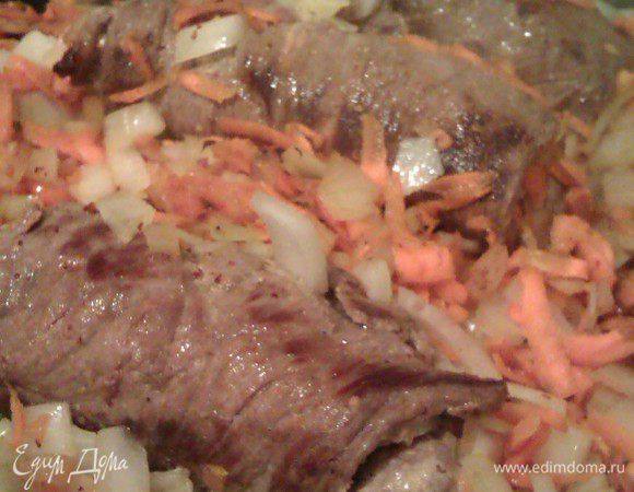 Морковь и оставшийся лук добавляем к мясу и слегка обжариваем.