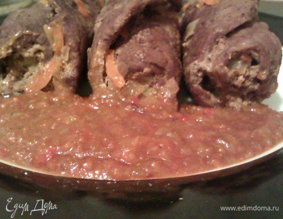 Для соуса пюрируем овощи с бульоном, в которых тушилось мясо. Приправляем солью, перцем и паприкой.