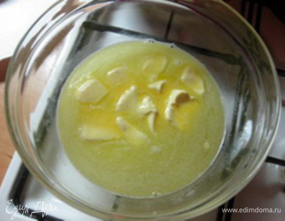 В стеклянной миске растопить сливочное масло, добавить воды и дать закипеть и посолить.