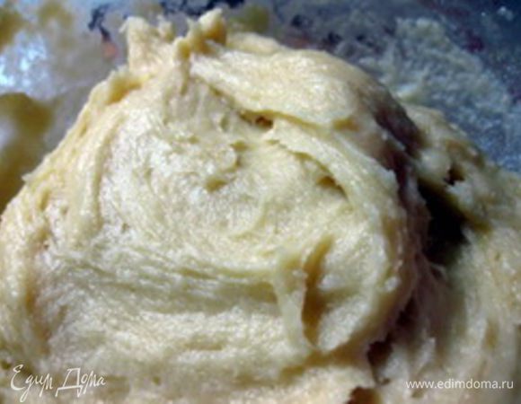 По одному добавить в тесто яйца, каждый раз тщательно вымешивая тесто. Затем вмешать сыр, натертый на крупной терке. Должно получиться некрутое заварное тесто, как на эклеры.