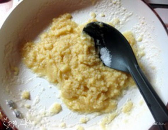 добавить муку, слегка обжарить обжарить, постоянно помешивая.
Снять с огня и постепенно ввести молоко, постоянно помешивая, чтобы получился однородный соус.
Слегка подсолить (помним, что в начинке у нас участвуют соленые ветчина и сыр).
Смешать соус с начинкой.