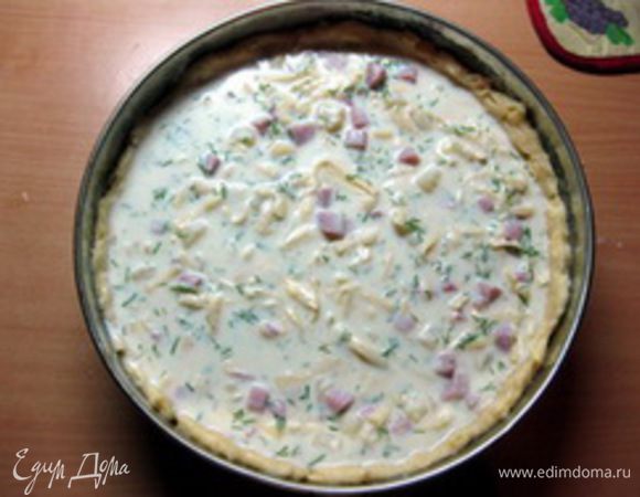 Вылить соус, смешанный с начинкой и поставить выпекать в разогретую до 180оС духовку на 50-60 минут. Когда верх пирога зарумянится и тесто пропечется, вынуть пирог из духовки и дать ему остыть.
Затем аккуратно отделить ножом пирог от стенки формы и выложить его на блюдо.
Вообще этот пирог подают охлажденным, чтобы сыр застыл, но мне он также очень понравился теплым.
Приятного вам аппетита!