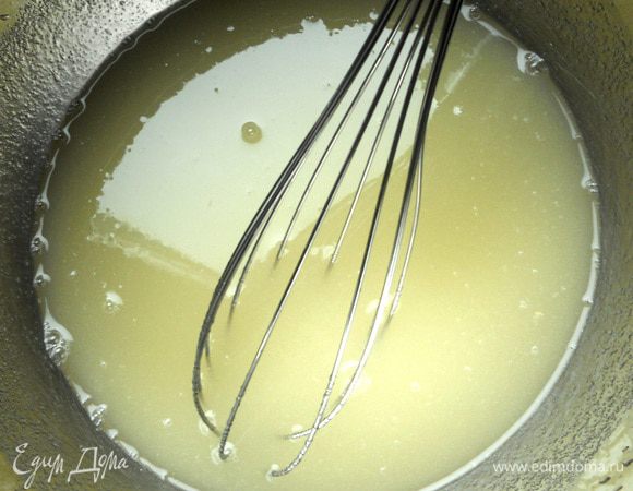 Из цитрусовых выжать сок (у меня с небольшим содержанием мякоти), соединить с сахаром, размешать. По идее добавляется цедра (с 1-2 лимонов, можете ее включить в состав).