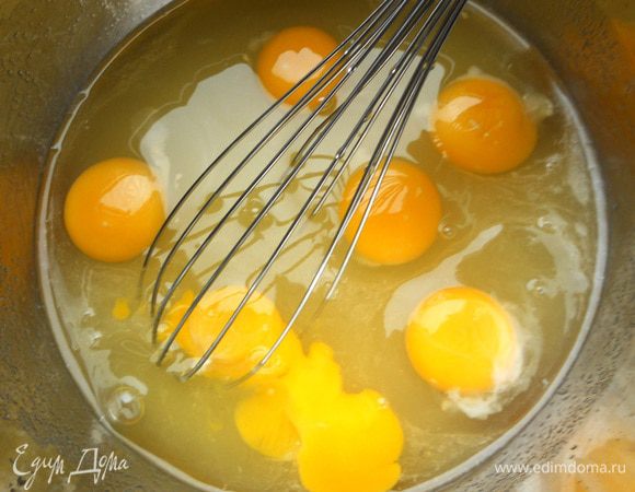 Вмешать яйца.