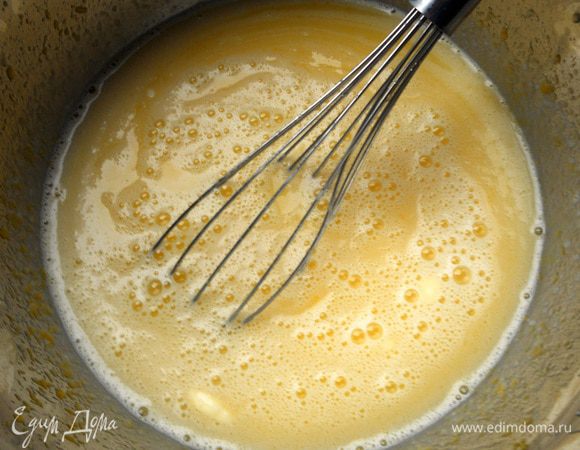 В завершении присоединить очень мягкое сливочное масло (я немного подержал на водяной бане), хорошо размешать венчиком.