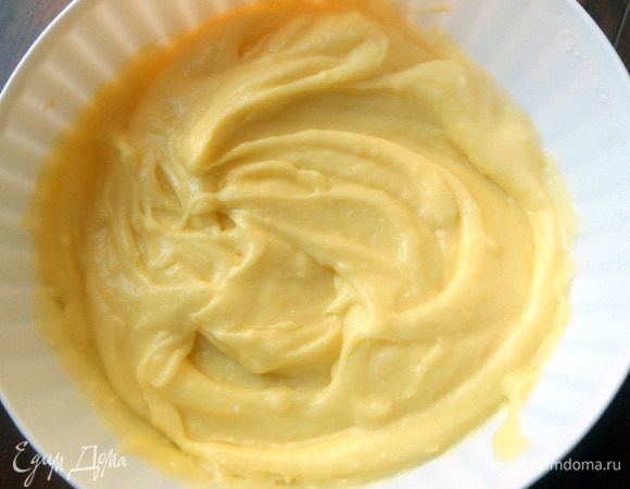 Поставить на водяную баню (нижняя часть миски с кремом не должна касаться воды). Готовить на среднем огне, постоянно помешивая, минут 15 или чуть больше - должен существенно загустеть. Снять с огня, остудить при комнатной температуре (в идеале вообще поместить миску в ледяную воду), затем поместить в герметичный контейнер и убрать в холодильнике. Этого количества крема хватит на торт из 30 блинов, наверное:) Если не планируете такой высокий, или съесть чуть позже - сокращайте!:)
