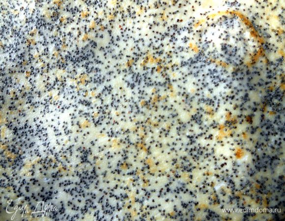 
Приготовить тонкие блинчики по Вашему рецепту, добавив в тесто несколько столовых ложек мака.