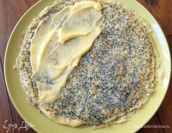 Собрать блинный пирог, обильно смазывая кремом. Присыпать слегка обжаренным миндалем, и убрать в холодильник на 1-2 часа. Ведет себя очень достойно, хорошо держит форму!
