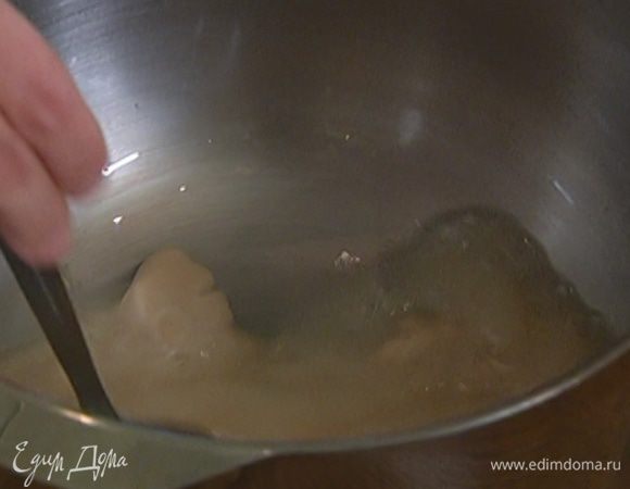 Дрожжи развести в 400 мл теплой воды.