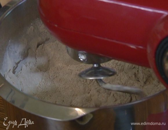 Добавить мед, ржаную муку, 200 г пшеничной муки, овсяные отруби, йогурт, соль и вымешать в комбайне насадкой для теста.