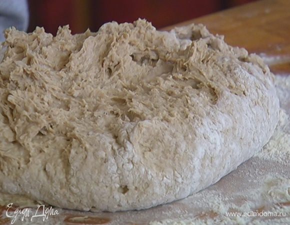 Рабочую поверхность присыпать частью оставшейся муки, выложить подошедшее тесто, слегка вымесить его и сформировать булочки.