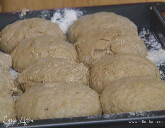 Противень припорошить оставшейся мукой, выложить булочки.


