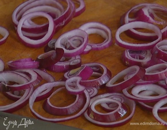 Лук почистить, нарезать кружками и разобрать их на отдельные кольца.