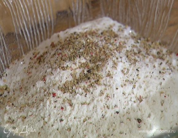 Добавить в муку по щепотке соли и перца, перемешать.