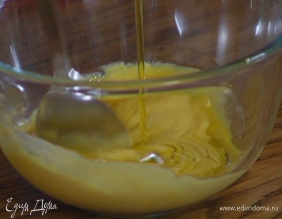 Приготовить заправку: соединить горчицу с сахарной пудрой, влить уксус, 3 ст. ложки оливкового масла, посолить, поперчить и перемешать.