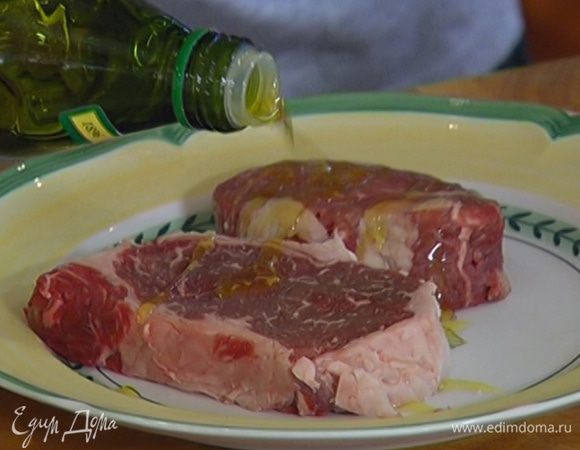 Мясо вымыть, просушить и сбрызнуть оставшимся оливковым маслом.