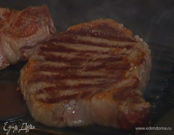 Разогреть сковороду-гриль и обжаривать стейки по 3 минуты с каждой стороны.