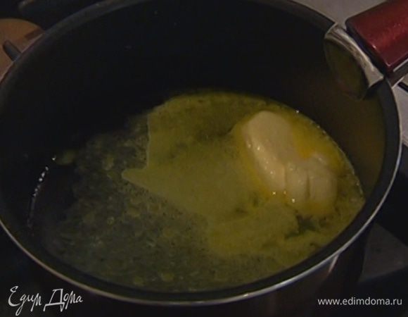 В кастрюле соединить 250 мл горячей воды и 80 г сливочного масла, добавить 20 г сахара, посолить и довести до кипения.